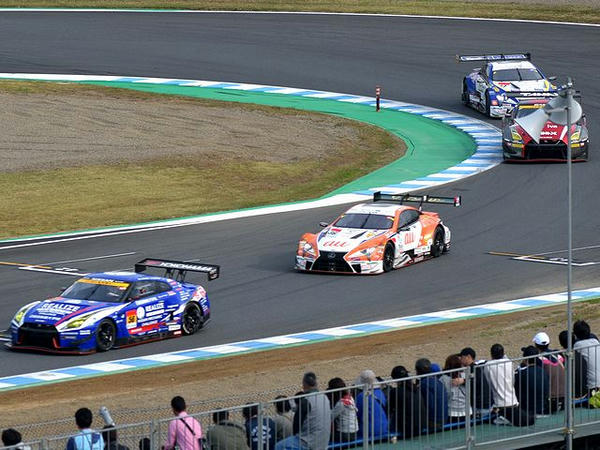 GT300クラスのトップ争いをラップしていく#36と#37