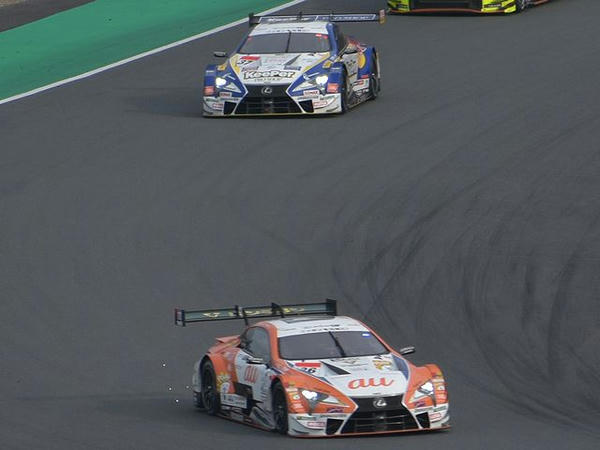 ピットイン後も首位を走る#36と2位を走る#37