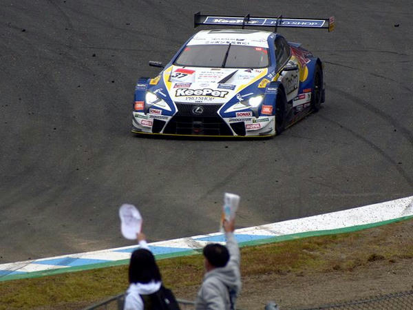 ゴール後に戻ってきた優勝車の#37