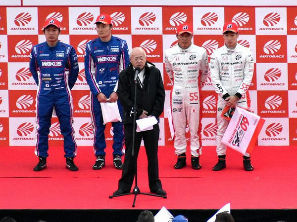 挨拶する板東GTA代表と両クラスのドライバーチャンピオン