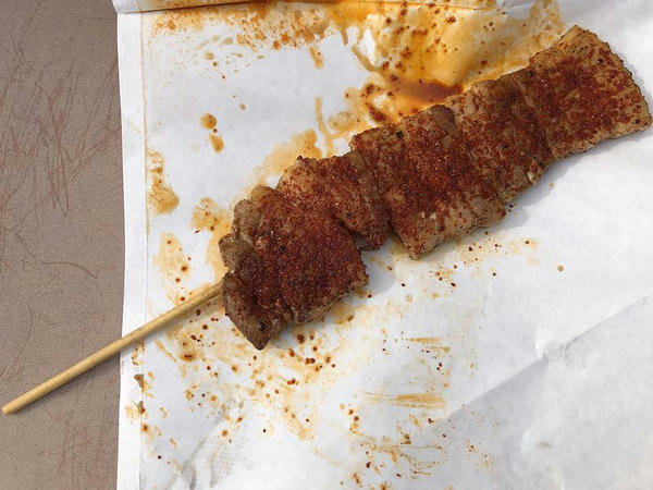 秘伝でっかい旨辛豚串 600円