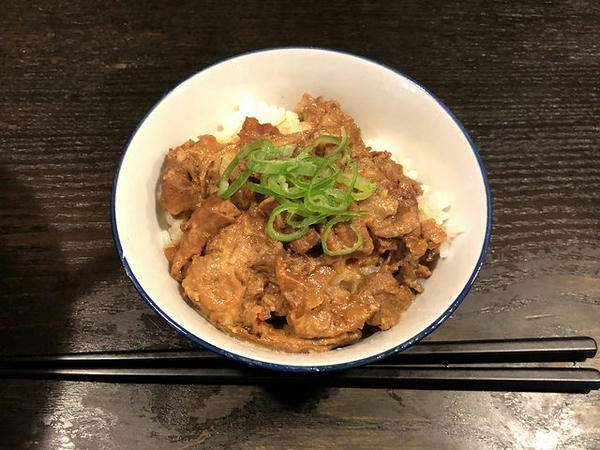 もつ煮丼（小） 210円