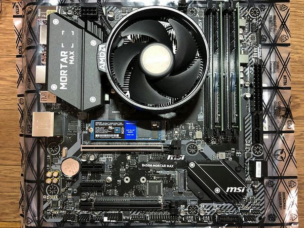 マザーボードへのパーツ装着状況