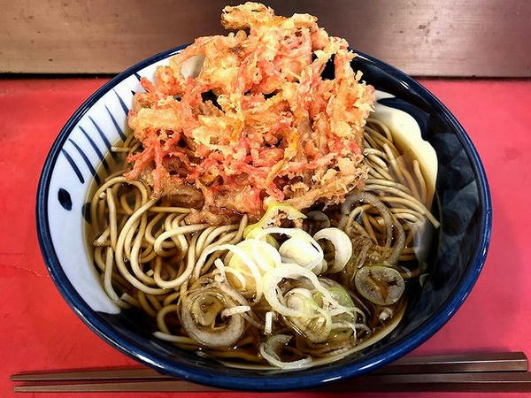 立ち蕎麦つるやの紅生姜天そば