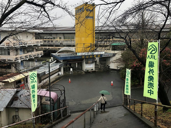 堤防上の道から見た笠松競馬場正門付近