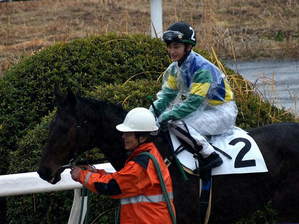第3レースのパドックで騎乗する関本騎手