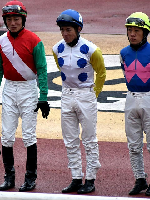 第8レースの騎乗前に整列する柴山騎手