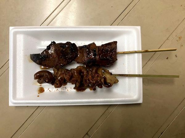 きも（1本） 100円、とり皮（1本） 100円