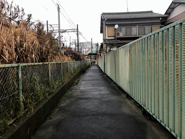 笠松駅東口へと続く通路