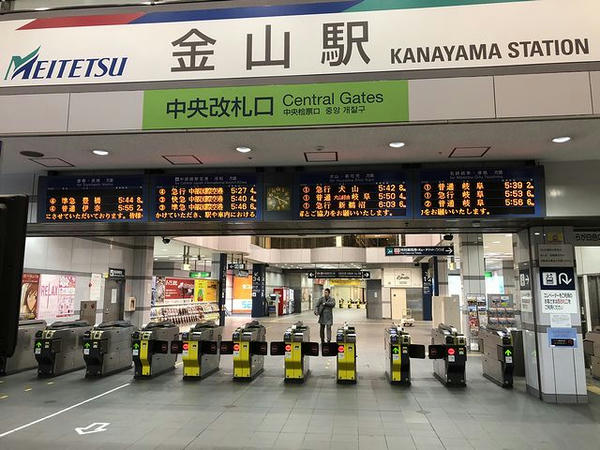 金山駅中央改札口付近