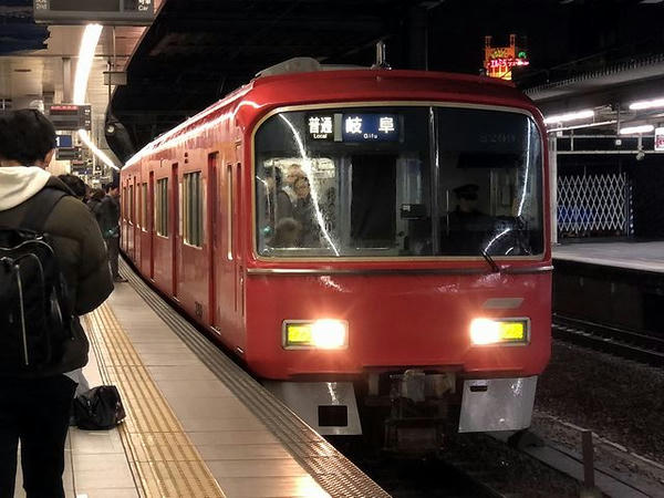 金山駅に入ってくる名鉄岐阜行き普通列車