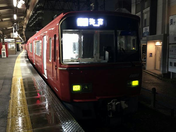 須ヶ口駅に停車中の弥富行き普通列車