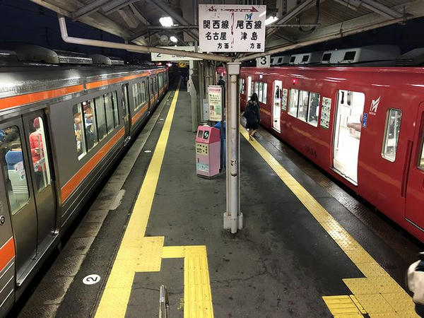 JRの列車と名鉄の列車が隣り合うホーム