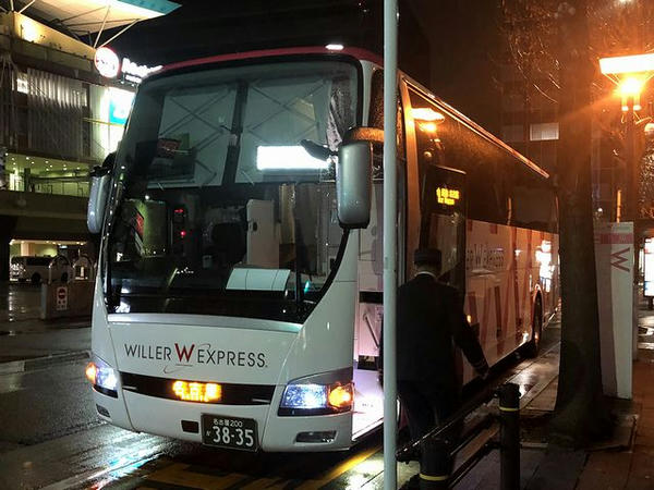 金山駅北口に到着した夜行バス