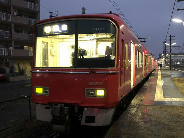弥富駅に停車中の国府行き普通列車