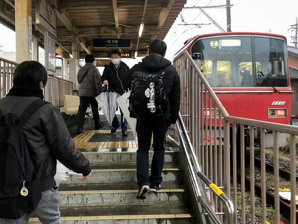 玉ノ井駅に停車中の名鉄一宮行き普通列車