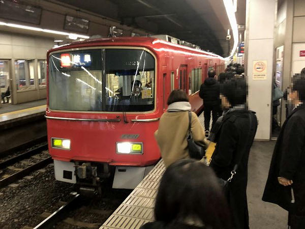 名鉄一宮駅に入ってくる名鉄岐阜行き特急列車