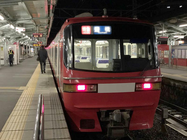 名鉄岐阜駅に停車中の豊橋行き特急列車