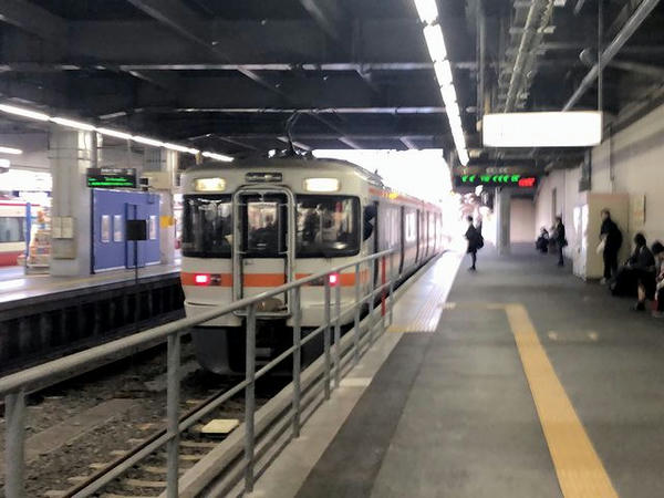 走り去る飯田線本長篠行き普通列車