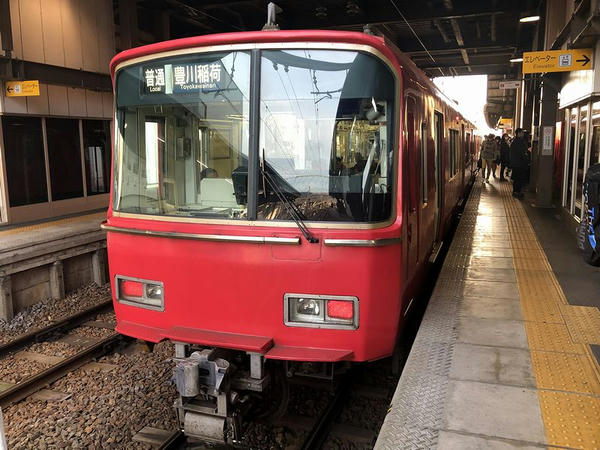 国府駅に停車中の豊川稲荷行き普通列車