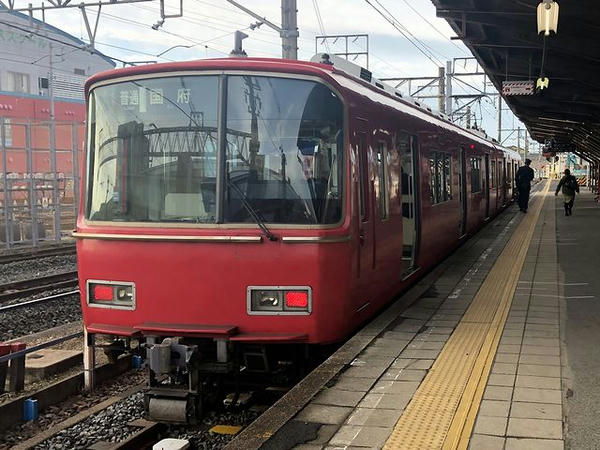 豊川稲荷駅に停車中の国府行き普通列車