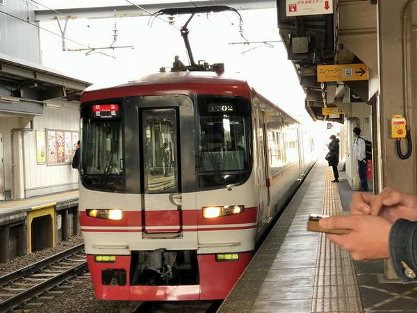 国府駅に入ってくる豊橋行き特急列車