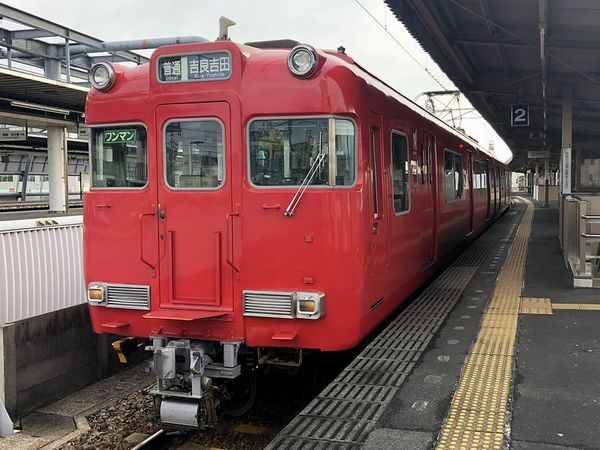 蒲郡駅に停車中の吉良吉田行き普通列車