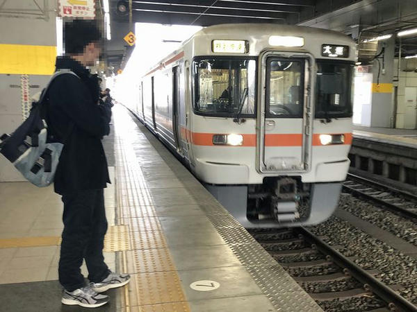 豊橋駅に入ってくる大垣行き特別快速列車