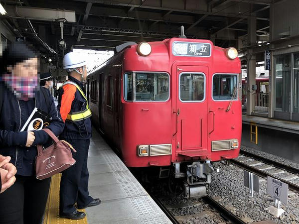 知立駅に入ってくる碧南行き普通列車