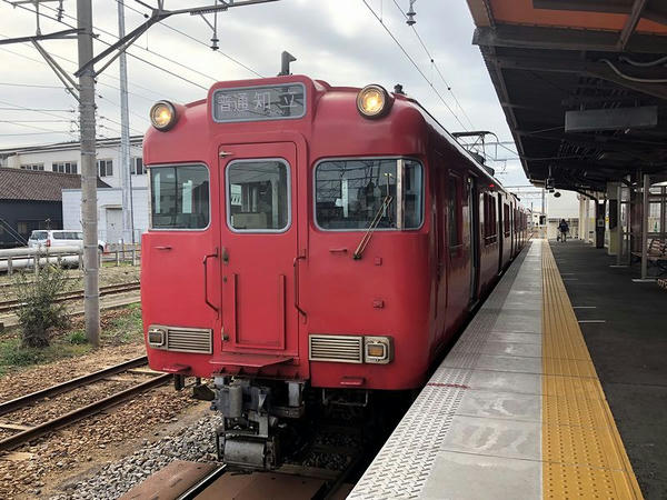 碧南駅に停車中の知立行き普通列車