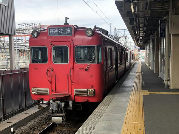 知立駅に停車中の猿投行き普通列車