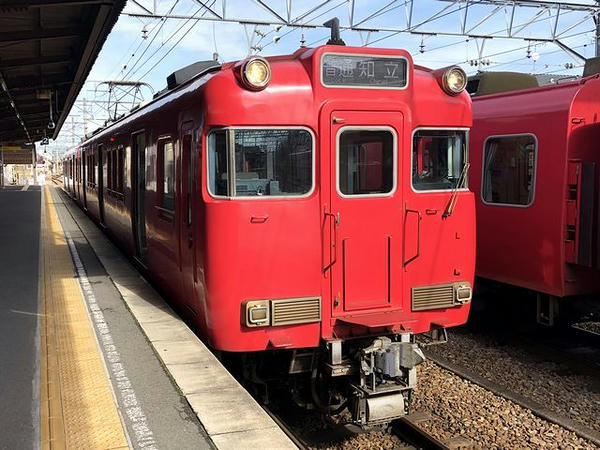 猿投駅に停車中の知立行き普通列車