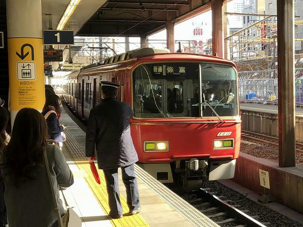 金山駅に入ってくる弥富行き普通列車