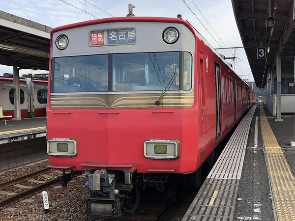 内海駅に停車中の名鉄名古屋行き特急列車