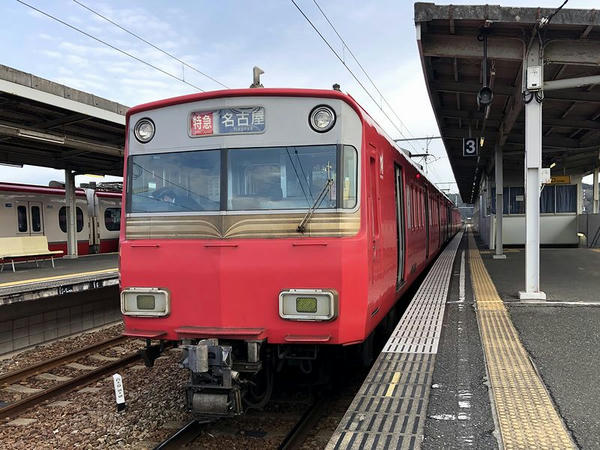 内海駅に停車中の名鉄名古屋行き特急列車