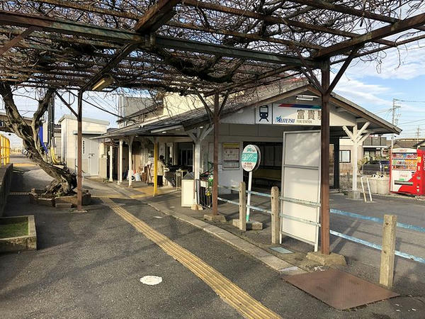 駅構内から見た冨貴駅の駅舎
