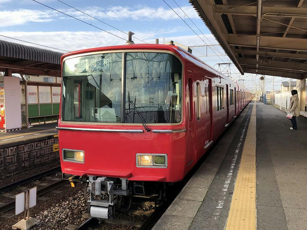 冨貴駅に入ってくる河和行き急行列車
