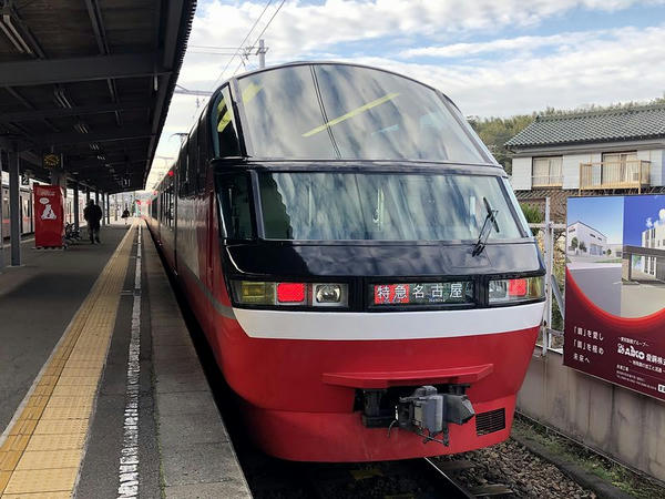 河和駅に停車中の名鉄名古屋行き特急列車（後部）