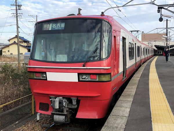 河和駅に停車中の名鉄名古屋行き特急列車（前部）