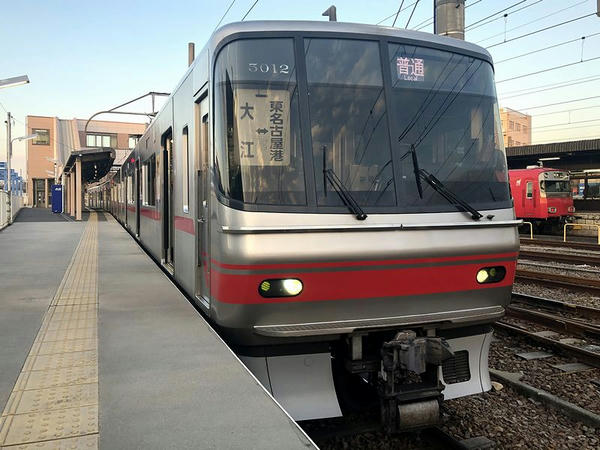 大江駅に停車中の東名古屋港行き普通列車