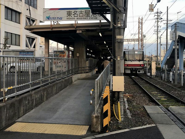 東名古屋港駅と停車中の大江行き普通列車