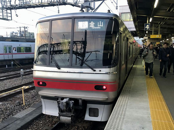 大江駅に停車中の金山行き普通列車