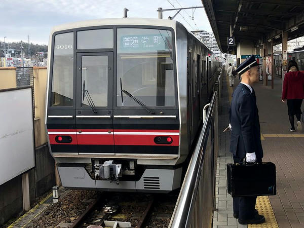 尾張瀬戸駅に停車中の栄町市普通列車