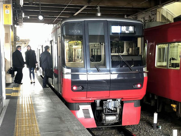 犬山駅に停車中の名鉄岐阜行き急行列車