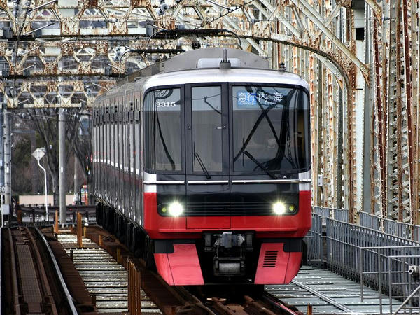 3300系内海行き急行列車