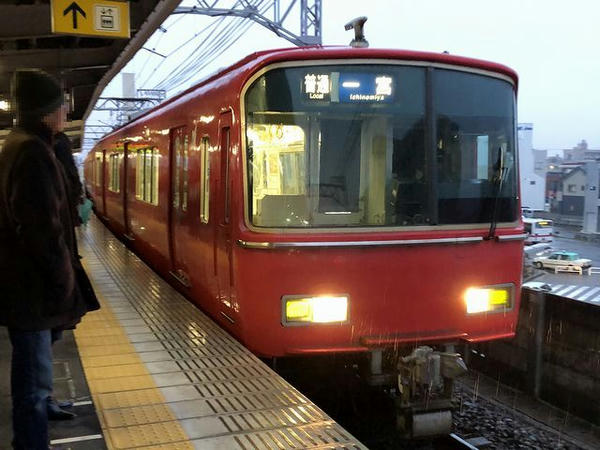 津島駅に入ってくる名鉄一宮行き普通列車