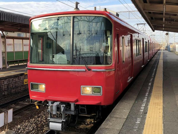 冨貴駅に入ってくる河和行き急行列車