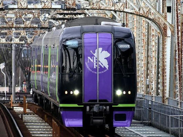 犬山橋を渡るエヴァンゲリオン塗装の2000系回送列車