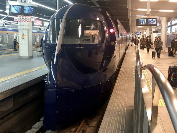 終点難波駅に到着した特急ラピートα12号