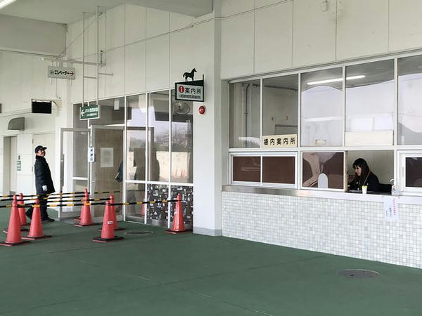 特別観覧席へのエレベーター入り口